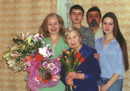 Римма Дмитриевна с дочерью, зятем и внуками